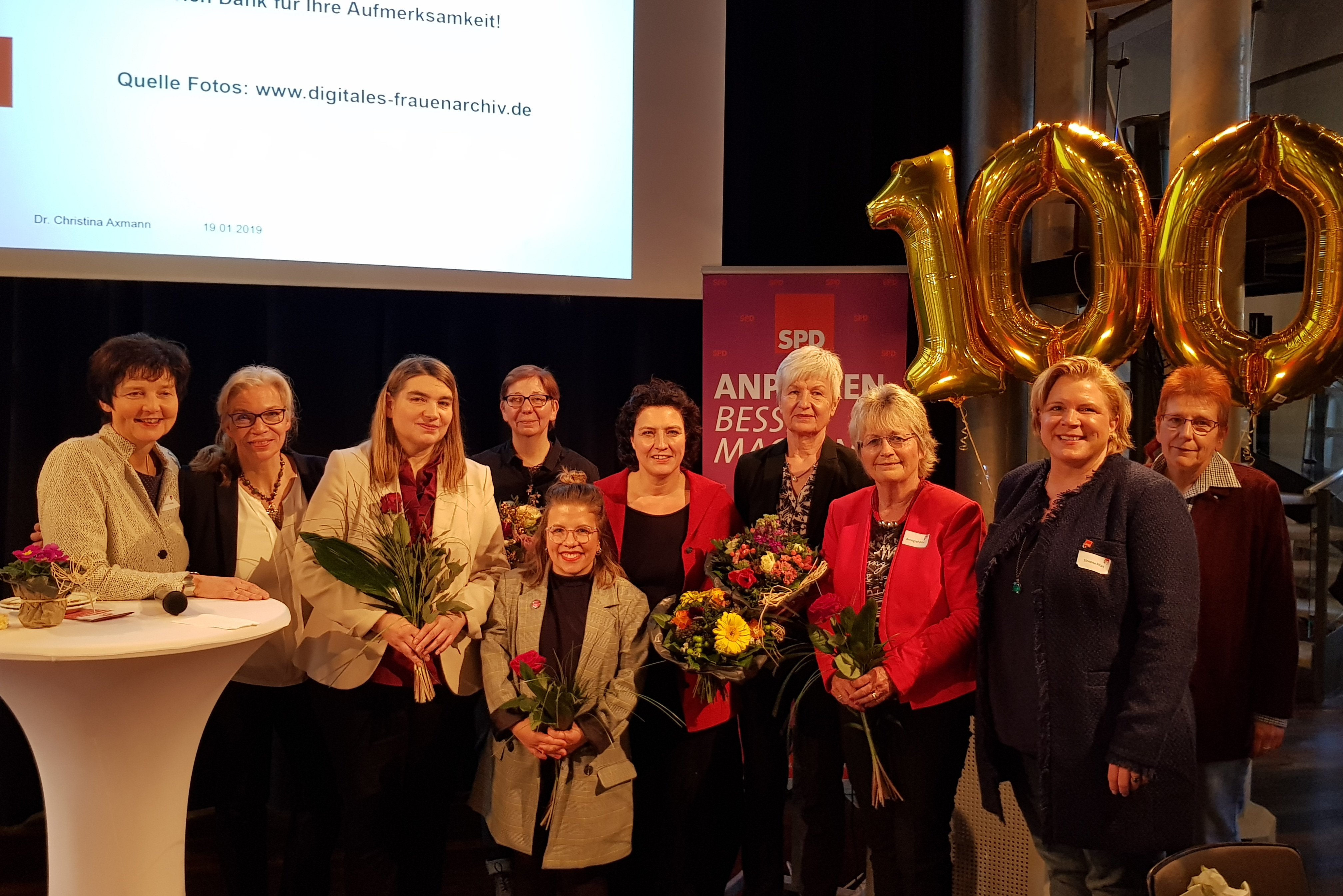 Hier ist ein Foto der Bezirksfrauen